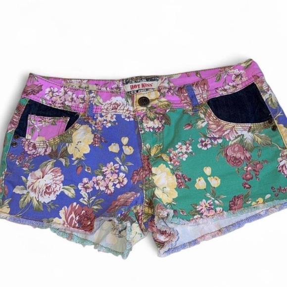 Hot Kiss Floral Patterned Apparel - Picture 1 of 5